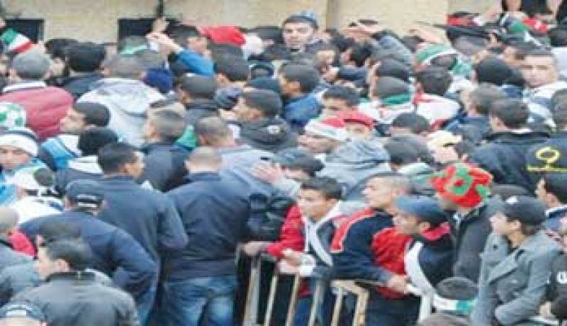 62 جريحا في تدافع خطير امام ملعب مصطفى تشاكر