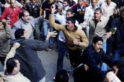 إشتباكات بين أنصار مرسى والشباب المقاطع للانتخابات بشارع طلعت حرب