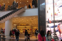 شاهد..  للمرة الثانية شاب يركل فتاة بمركز تسوق في هولندا