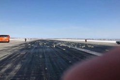 قطع الألماس وسبائك الذهب تتساقط من طائرة خلال إقلاعها