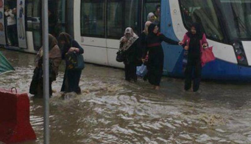 مياه الامطار تشل حركة سير الترامواي بالعاصمة