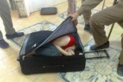 فرنسي يخبئ زوجته في حقيبة لتهريبها من روسيا إلى بولندا