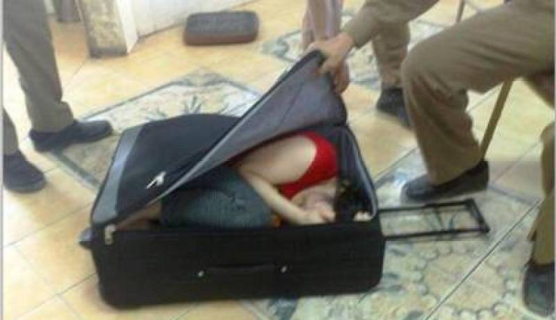 فرنسي يخبئ زوجته في حقيبة لتهريبها من روسيا إلى بولندا