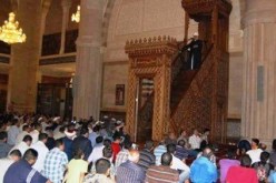 بالفيديو.. يُلهي أبناءه بفيلم لرسوم متحركة أثناء خطبة الجمعة