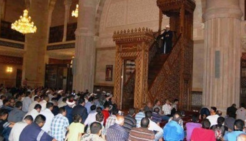 بالفيديو.. يُلهي أبناءه بفيلم لرسوم متحركة أثناء خطبة الجمعة