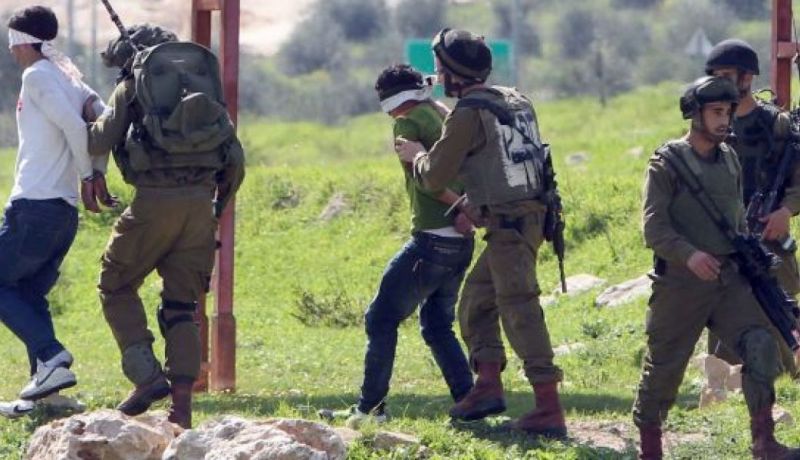 اعتقال 10 فلسطينيين بالضفة الغربية