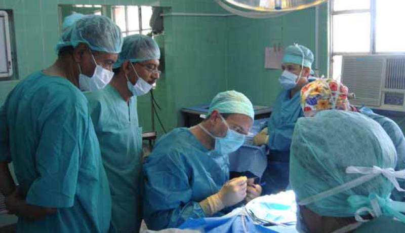 جرّاح يستأصل لوزتي فتاة قصدت العيادة لإجراء عملية على عينها في البليدة