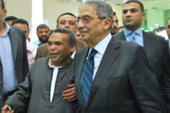 الاعتداء على عمرو موسى ومؤيديه اثناء جولته الانتخابية بالبحيرة في مصر