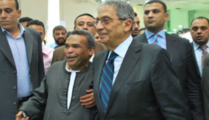 الاعتداء على عمرو موسى ومؤيديه اثناء جولته الانتخابية بالبحيرة في مصر
