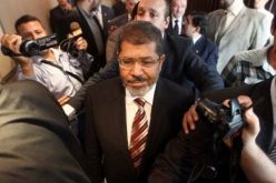 مرسي يتعهد بإبقاء مبارك في السجن إلى الأبد في حال انتخابه رئيسا للبلاد