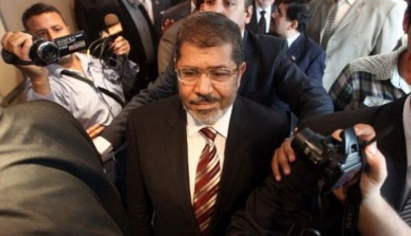 مرسي يتعهد بإبقاء مبارك في السجن إلى الأبد في حال انتخابه رئيسا للبلاد