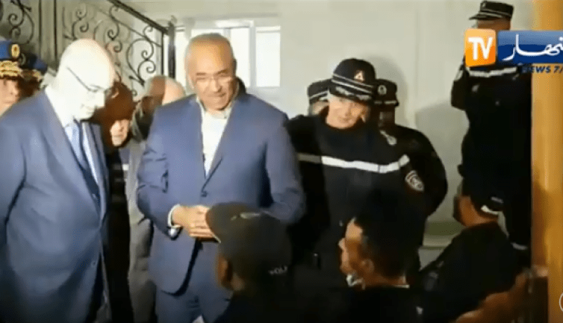 بدوي يزور المصابين من الشرطة في مستشفى الخاص بالأمن الوطني في العاصمة