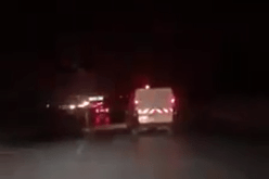 شاهد لحظة نقل جثمان هواري المنار لمسقط رأسه وأخته تطلب الدعاء والترحم عليه