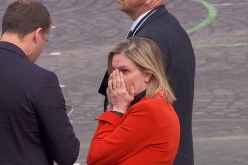 بالفيديو.. وزيرة فرنسية تتعرض لموقف محرج وتهرول وراء السيارة لأجل “كمامة”!