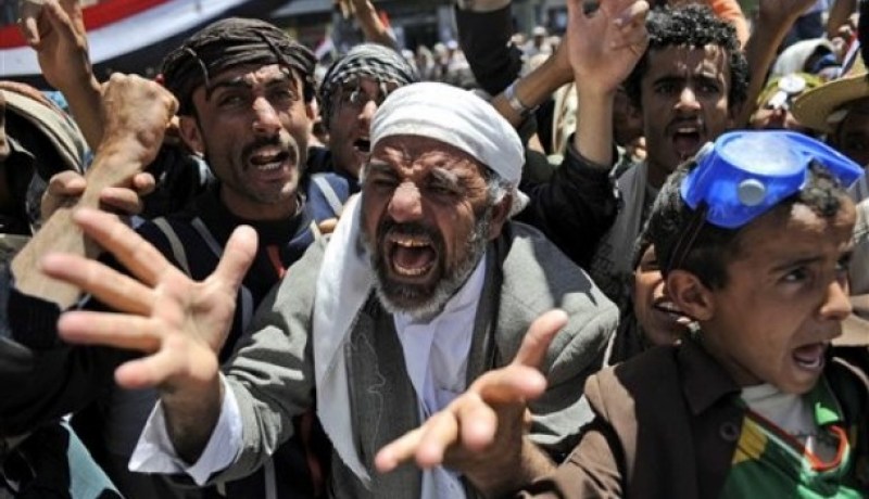 اشتباكات بين الجيش اليمني والحرس الجمهوري والمحتجون يستعدون ليوم حشد جديد