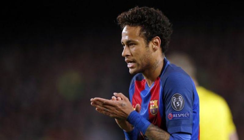 بالفيديو.. نيمار يسجل هدفا خياليا في مرمى فوق مبنى مرتفع