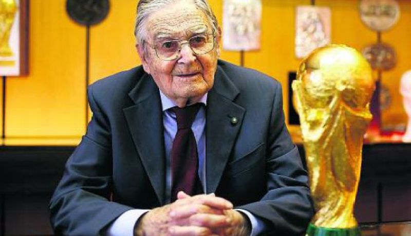 وفاة مصمم مجسم كأس العالم لكرة القدم