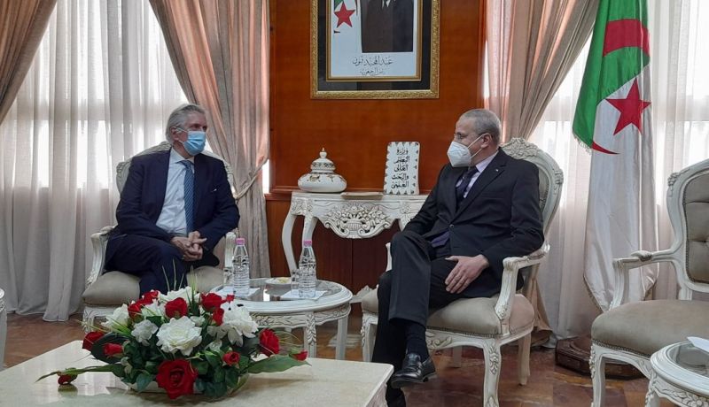 تشجيع تبادل الزيارات والوفود الجامعية بين الجزائر وفرنسا