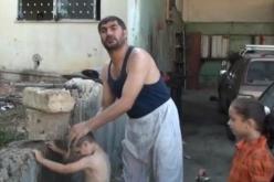 أردني يحمم أطفاله في مقر إدارة المياه