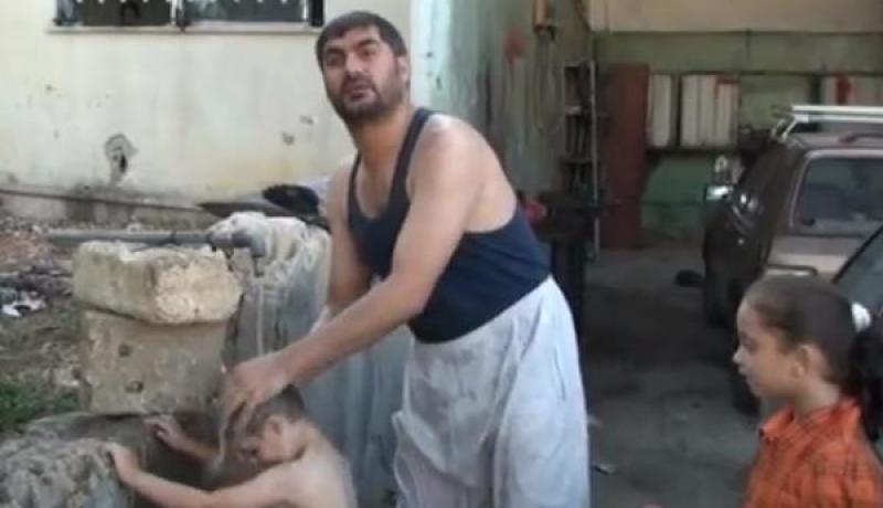أردني يحمم أطفاله في مقر إدارة المياه