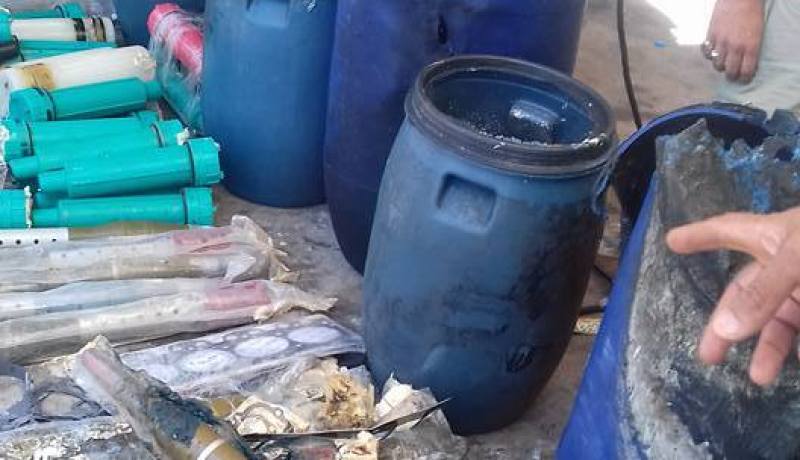 بالفيديو والصور توقيف قارب ينقل أسلحة وذخيرة في ليبيا