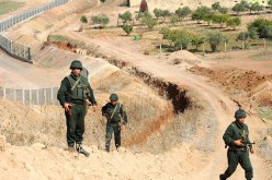 الجيش يوقف 23 مهربا ويضبط كمية من الذخيرة وعربتين رباعيتي الدفع في عين قزام