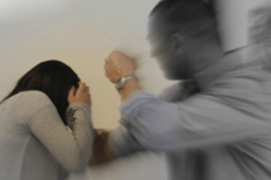 رب عائلة مهدّد بالحبس 3 سنوات لكسره أسنان وأرجل زوجته
