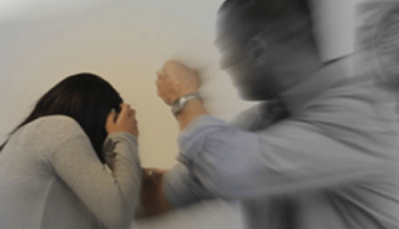 رب عائلة مهدّد بالحبس 3 سنوات لكسره أسنان وأرجل زوجته