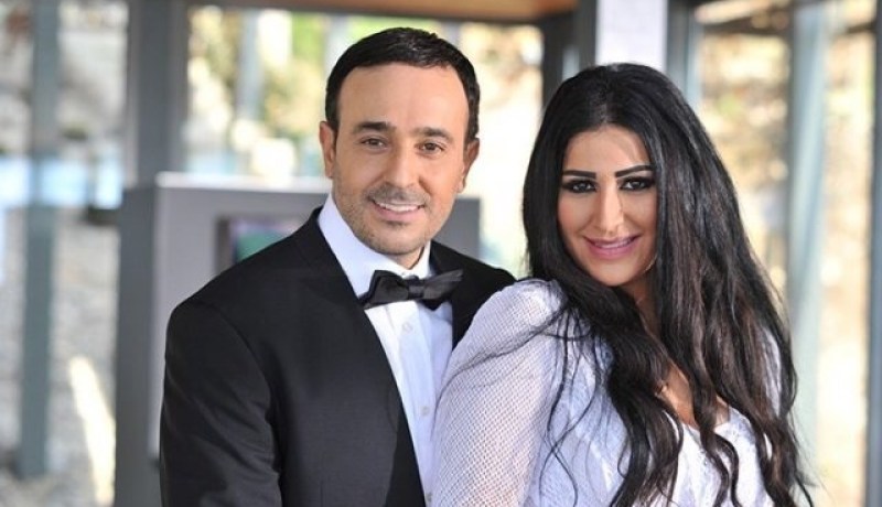 بالصور..صابر الرباعي يؤدي مناسك العمرة برفقة زوجته