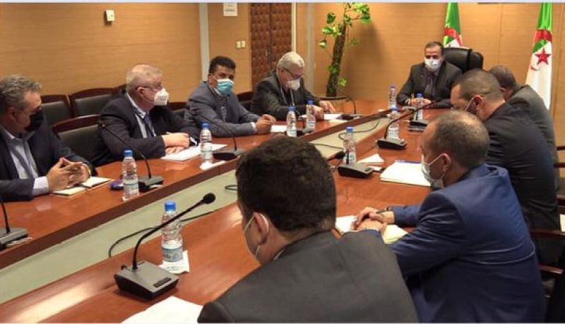 رزيق يبحث آليات ضبط أسعار المشروبات في السوق الوطنية