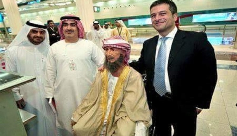 بالصور حقيقة إنسان آلي على هيئة إمام مسجد يتم شحنه ليلقي خطبة الجمعة في الإمارات