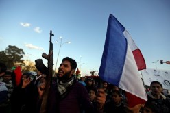 الثوار الليبيون: مؤتمر لندن يجب ان يقرر محاكمة القذافي وليس عرض المنفى عليه