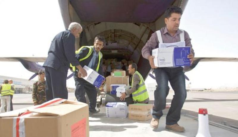 وصول مساعدات غذائية وطبية على متن 3 طائرات إلى مطار عدن جنوب اليمن