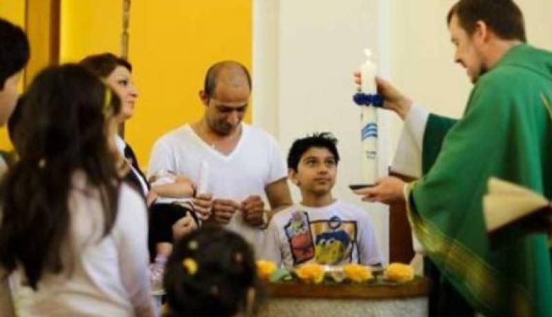 اعتناق المسيحية طريق اللاجئين المسلمين للبقاء في ألمانيا