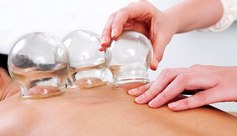 غلق محلات الحجامة والرقية الشرعية غير القانونية في العاصمة