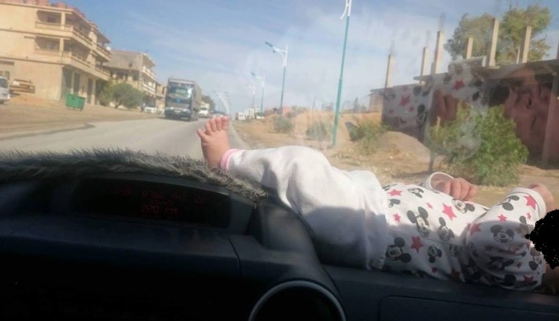 صور لرضيع داخل سيارة يشعل مواقع التواصل الإجتماعي