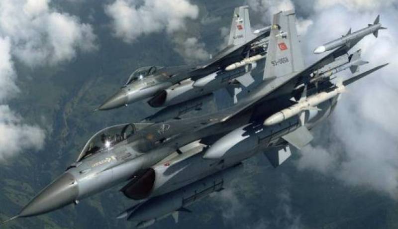 مقتل 9 عناصر من داعش جراء قصف الطيران التركي