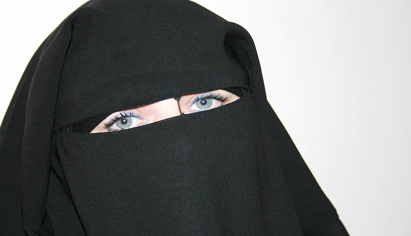 محاكمة شيخ عاكس منقبة وقام بمغازلتها وإغرائها في الحراش