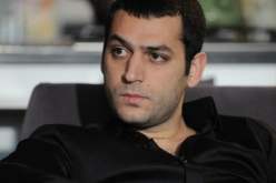 لأول مرة النجم مراد يلدريم ينشر صورة والدته السورية وشقيقته