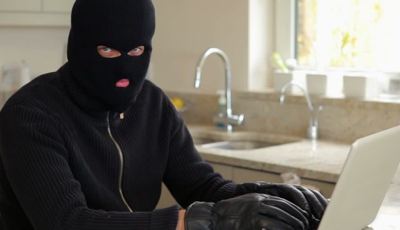 مسلح بـ”الكاڤول” يسطو على 600 مليون سنتيم من مركز بريد في تيزي وزو