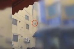 بالفيديو.. أم لإنقاذ أطفالها من الموت تلقي بهم من الطابق الرابع