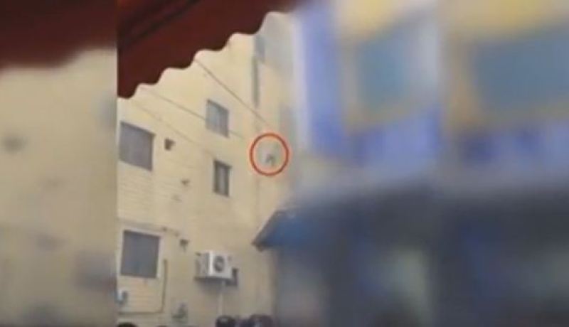 بالفيديو.. أم لإنقاذ أطفالها من الموت تلقي بهم من الطابق الرابع