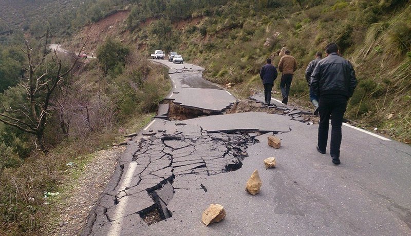 انهيار أرضي يغلق الطريق بين تيزي وزو وبجاية