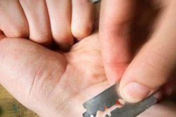 محامية تحاول الانتحار بقطع شرايين يديها داخل مجلس قضاء البليدة