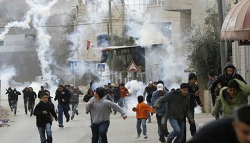 إختناق عشرات الفلسطينيين إثر اقتحام قوات الإحتلال لبلدة شمالي  نابلس