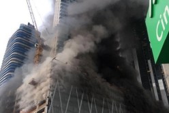 بالفيديو..اندلاع حريق مهول في برج قيد الإنشاء بمدينة دبي الإماراتية