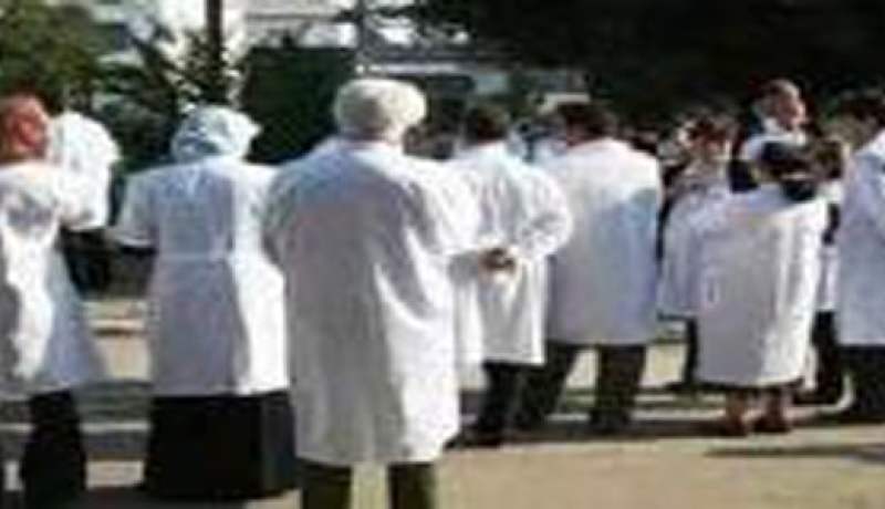 أطباء ومواطنو بن سرور في وقفة احتجاجية بالمسيلة