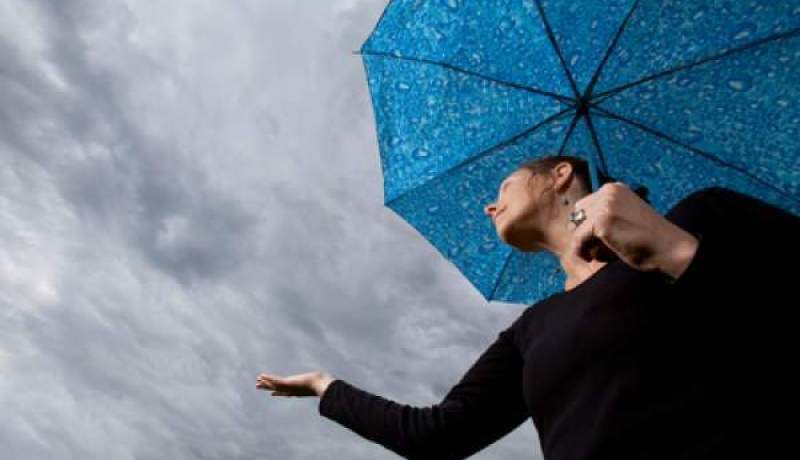 أجواء غائمة بالسواحل و أمطار متفرقة في الشرق  