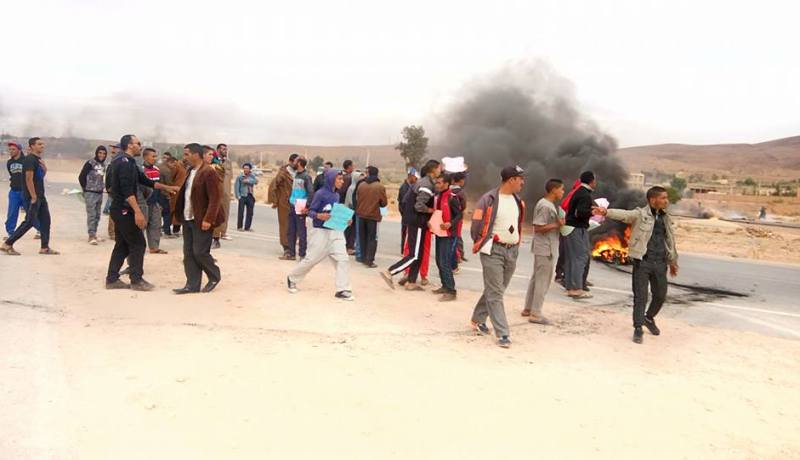 بالصور والفيديو العشرات من سكان عين الصفراء يحتجون على نقص التنمية
