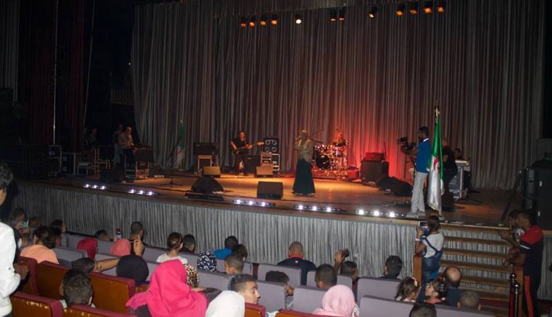 شابة فاتي تلهب مهرجان أغنية الراي